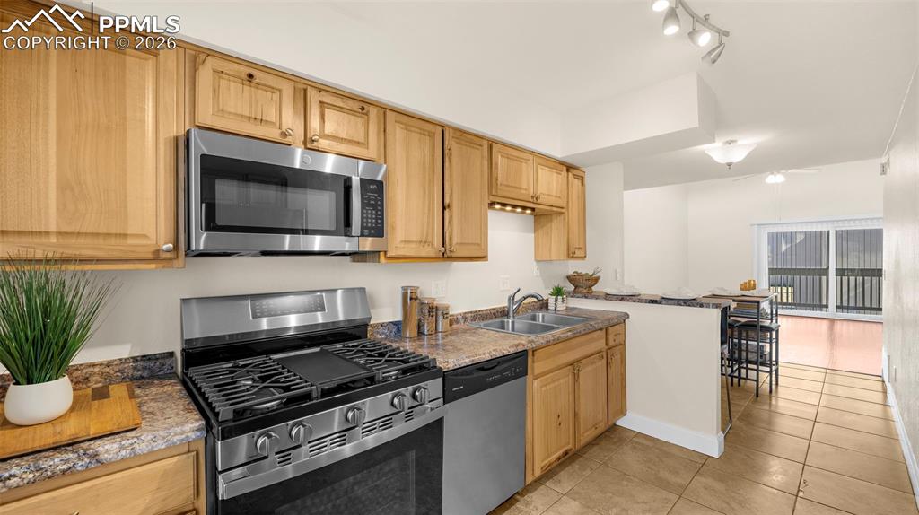 Image 14 of 27: Kitchen