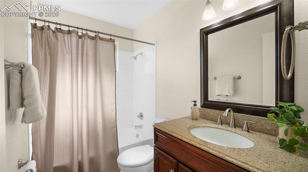 Image 17 of 27: Bathroom