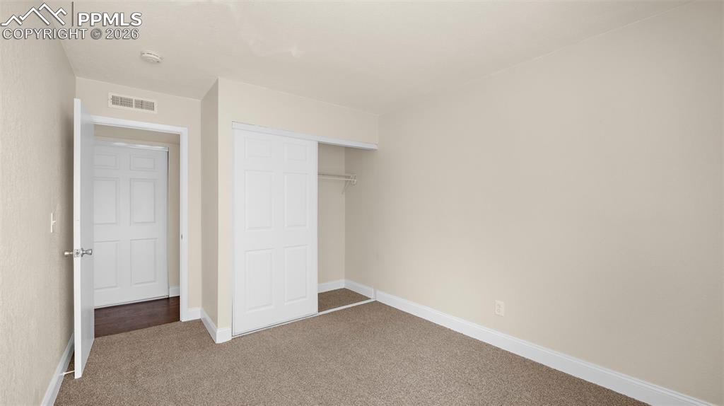 Image 21 of 27: Bedroom