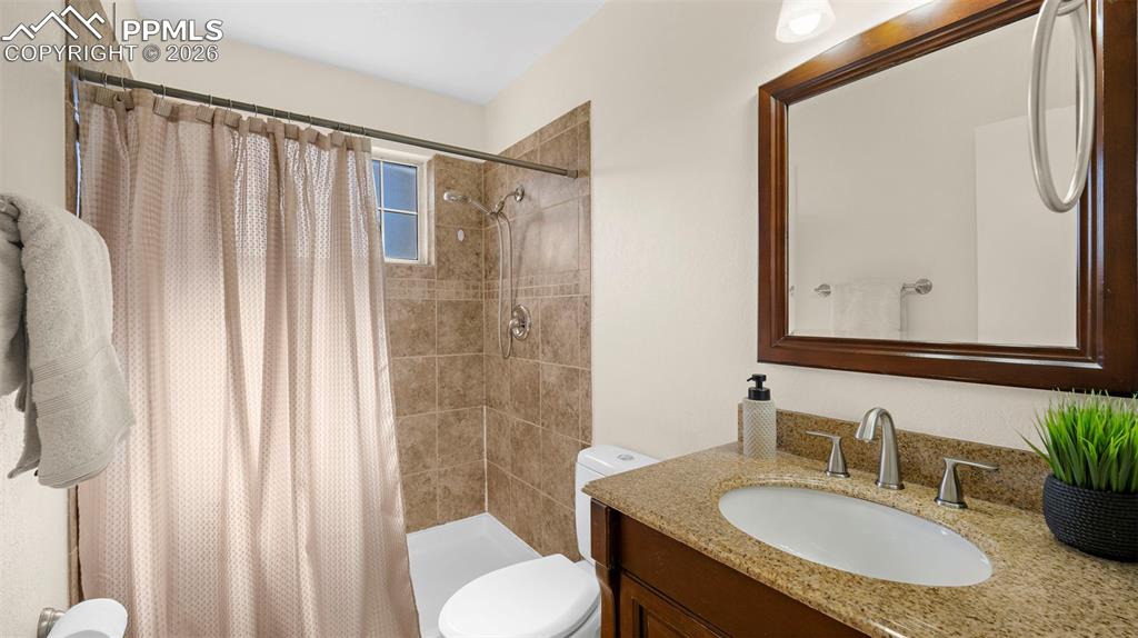 Image 22 of 27: Bathroom