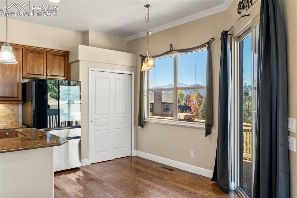 Image 10 of 46: Kitchen