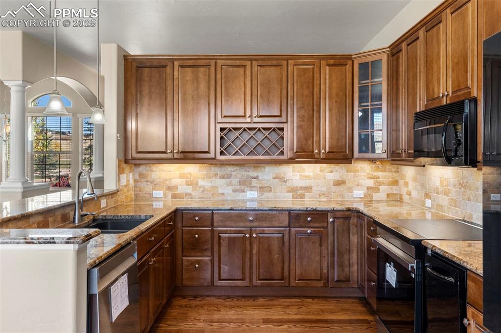 Image 11 of 46: Kitchen