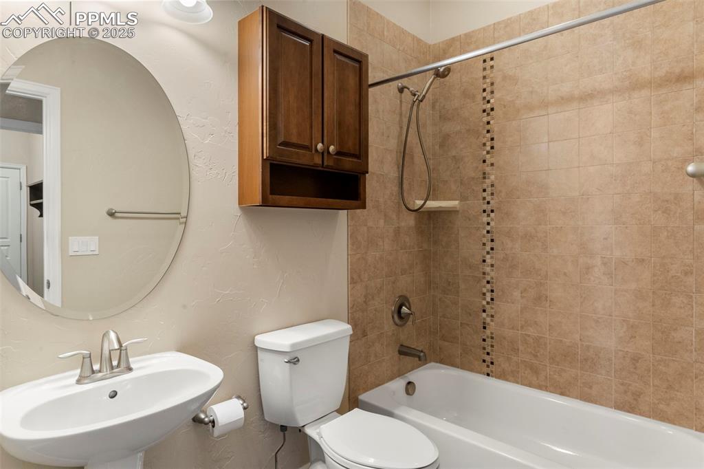 Image 16 of 46: Bathroom