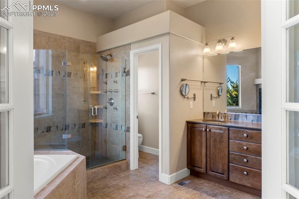 Image 20 of 46: Bathroom