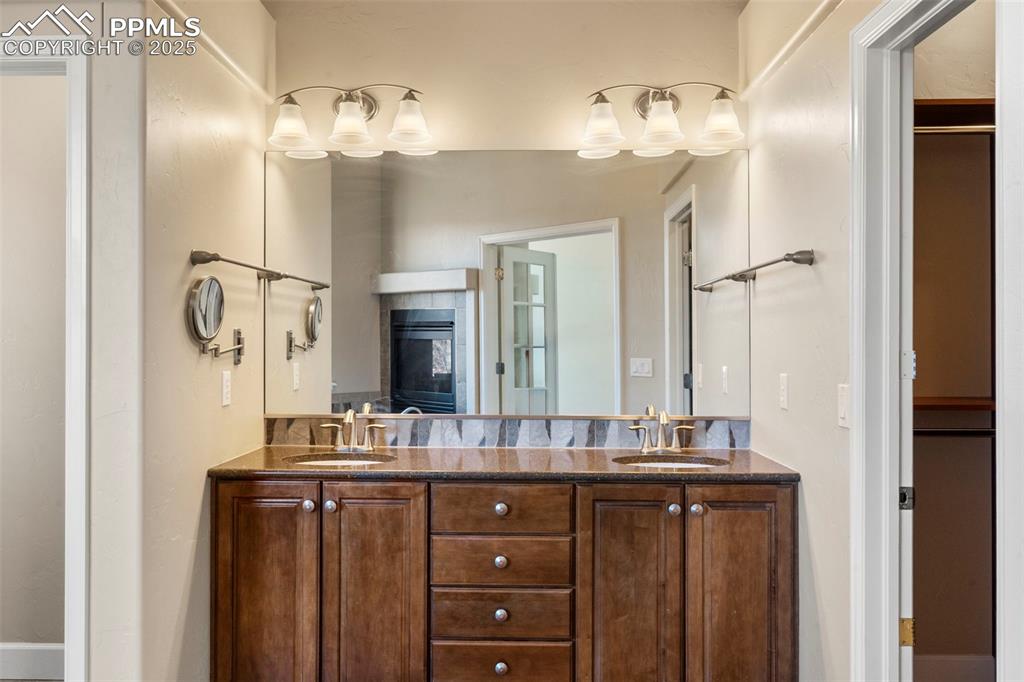 Image 22 of 46: Bathroom