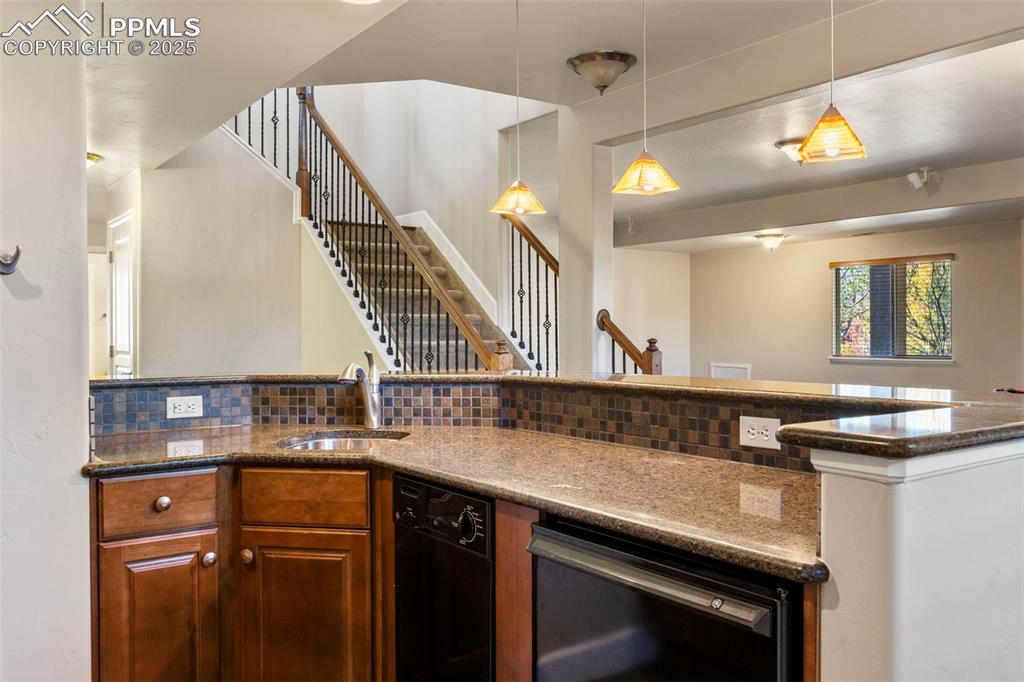 Image 31 of 46: Kitchen