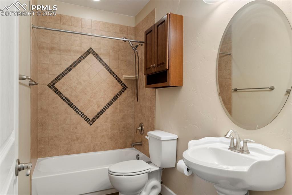 Image 32 of 46: Bathroom