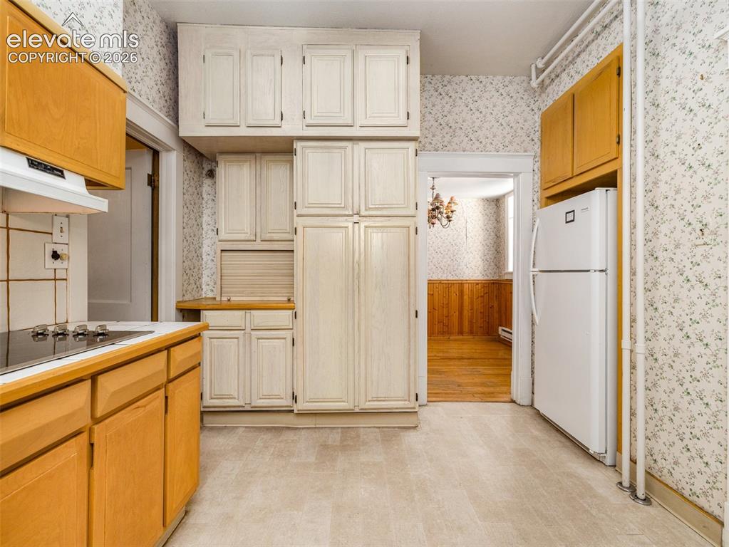 Image 10 of 49: Kitchen