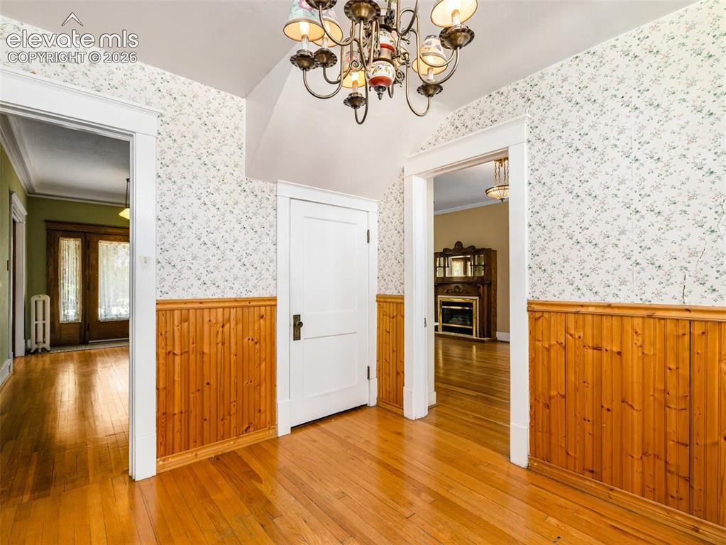 Image 15 of 49: Breakfast nook