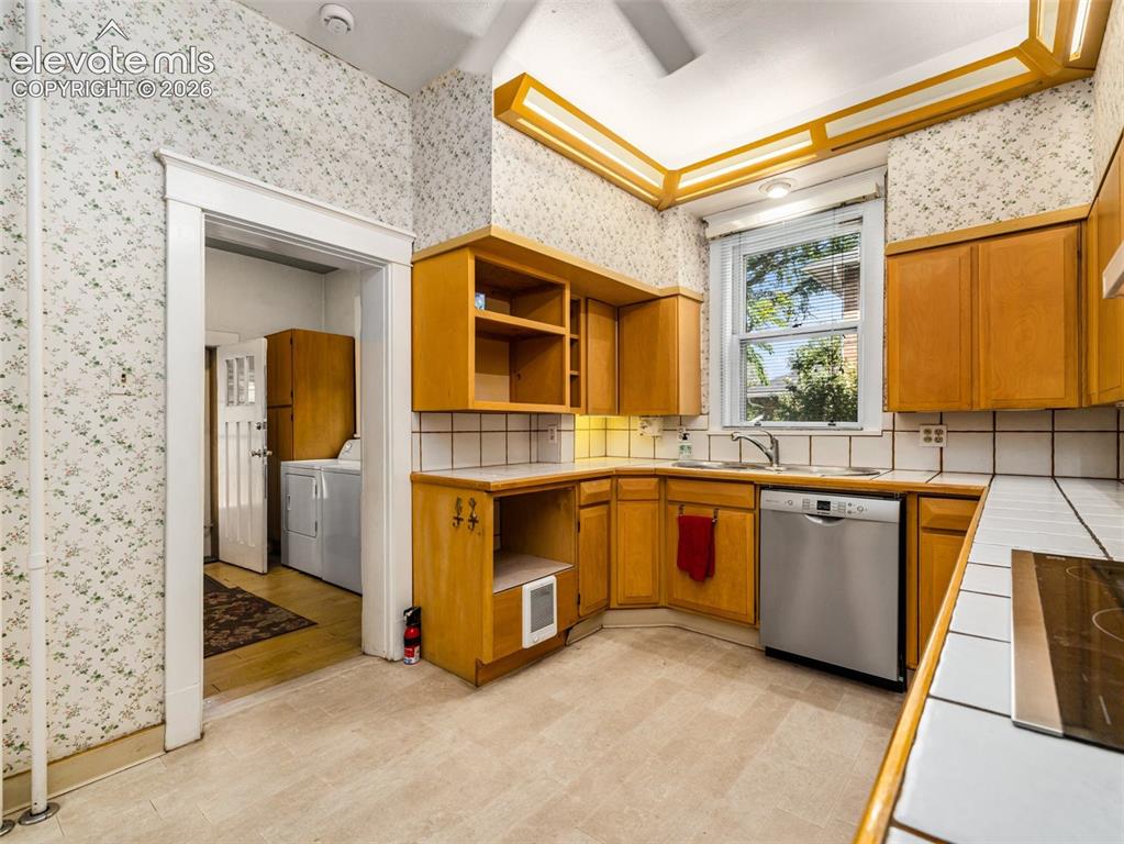 Image 8 of 49: Kitchen
