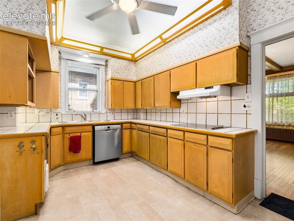 Image 9 of 49: Kitchen