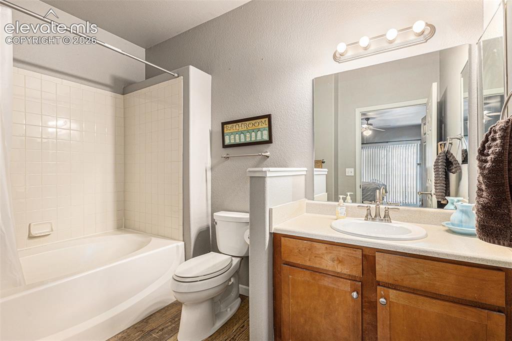 Image 10 of 21: Bathroom