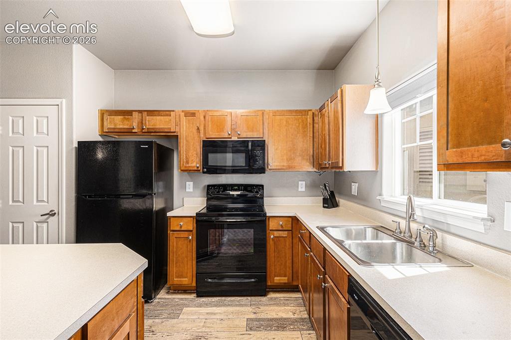 Image 7 of 21: Kitchen