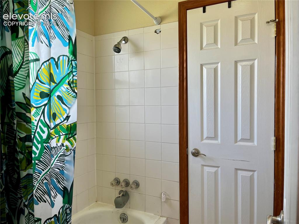 Image 17 of 21: Additional bathing area with tub/shower combo and closet
