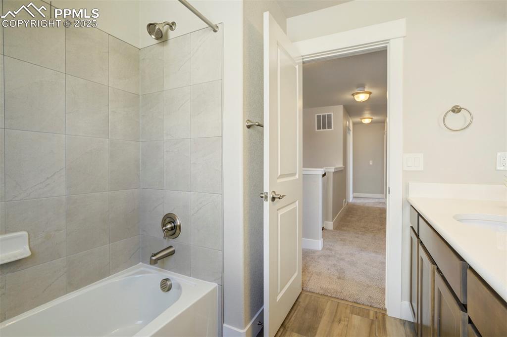 Image 40 of 48: Bathroom