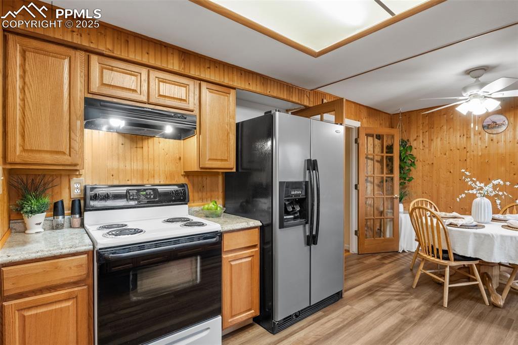 Image 10 of 28: Kitchen