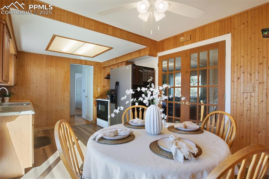 Image 7 of 28: Kitchen open to dining room