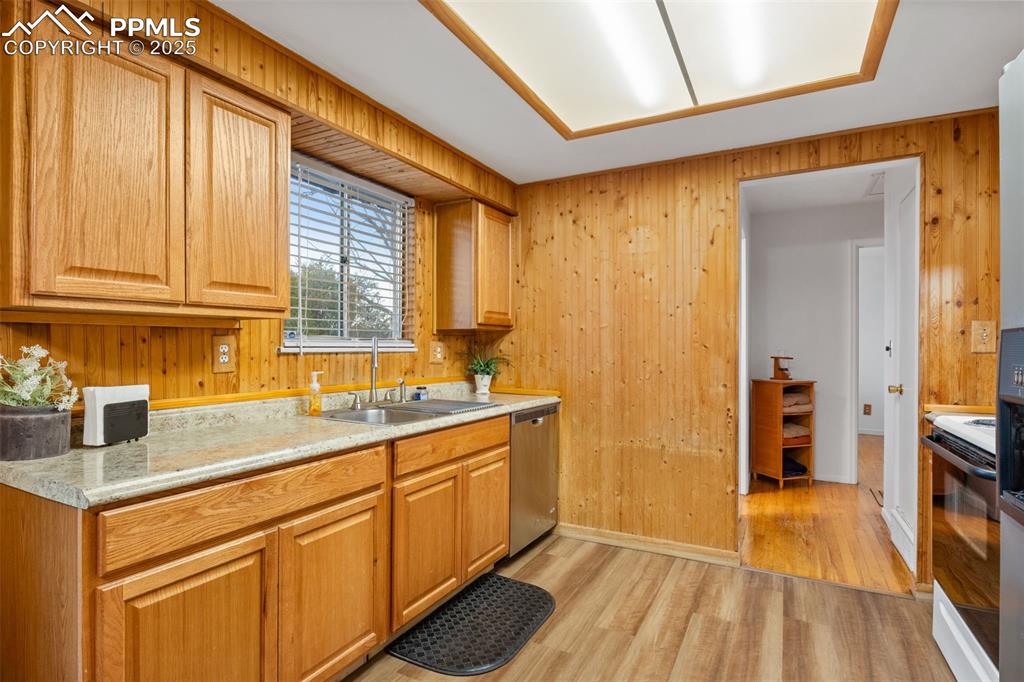 Image 9 of 28: Kitchen