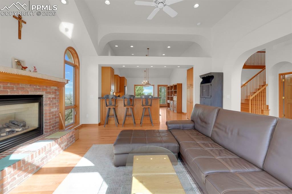 Image 11 of 48: Open floor plan concept