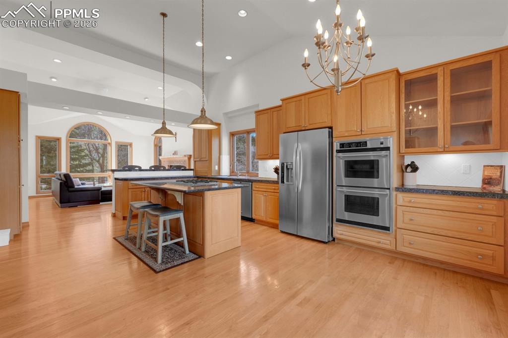 Image 16 of 48: Double oven, desk nook