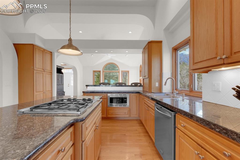 Image 17 of 48: Gas cooktop & loads of cabinet space