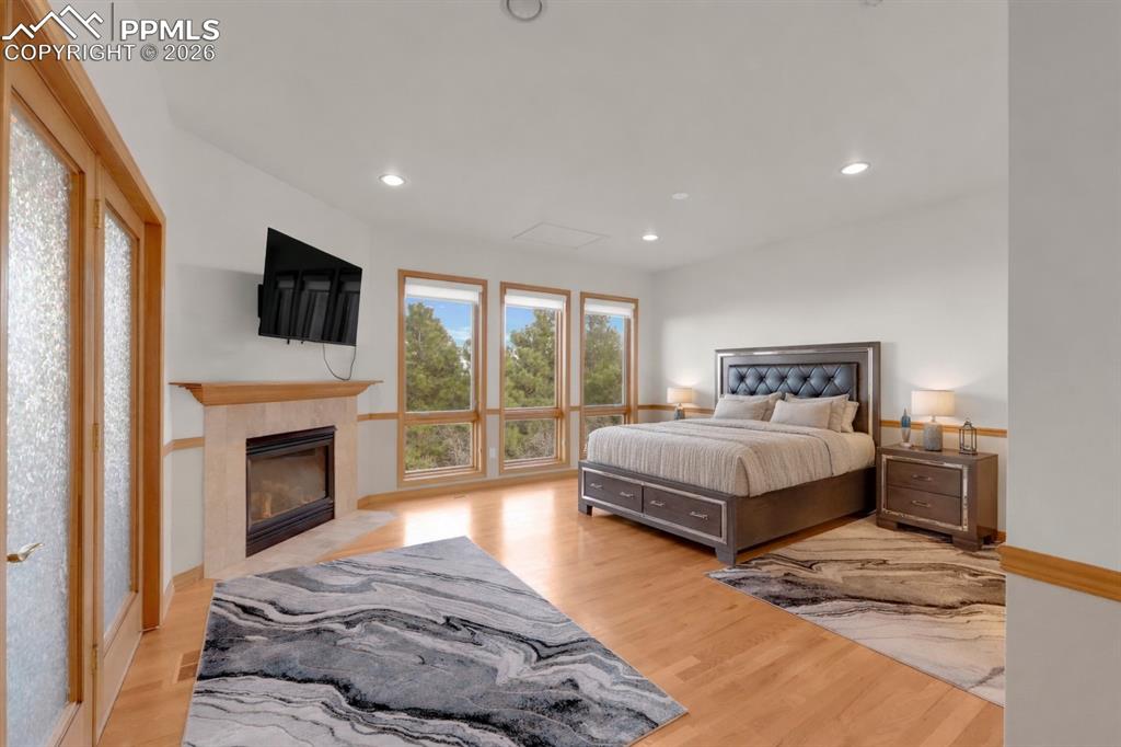 Image 21 of 48: Primary Bedroom walkout to Sunroom