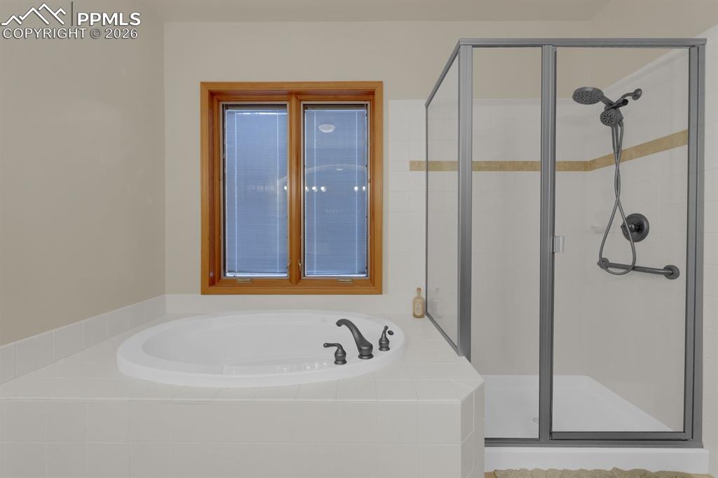 Image 24 of 48: Jacuzzi tub 