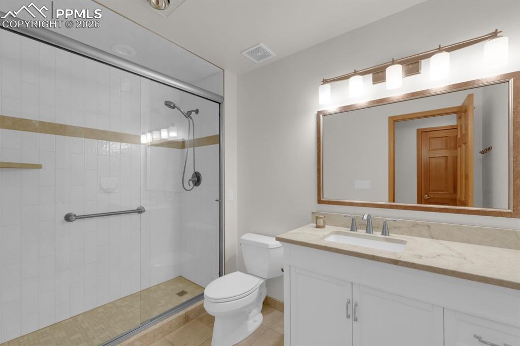 Image 31 of 48: Upper level hall bathroom