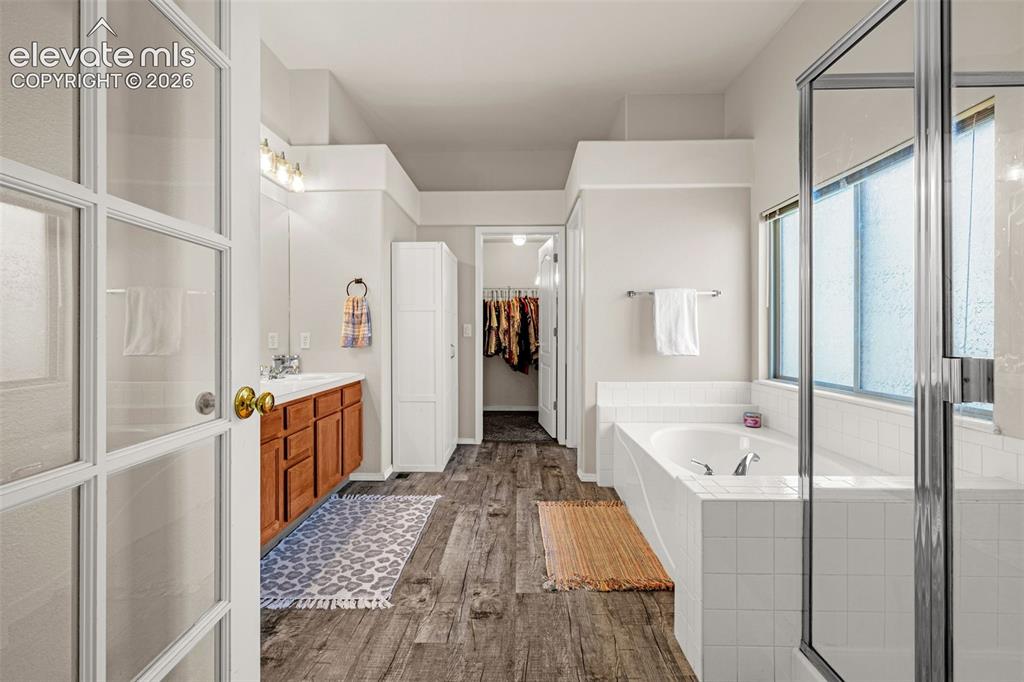 Image 11 of 47: Bathroom