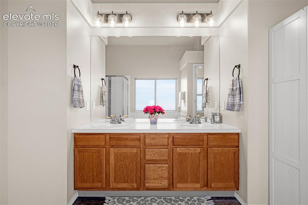 Image 14 of 47: Bathroom
