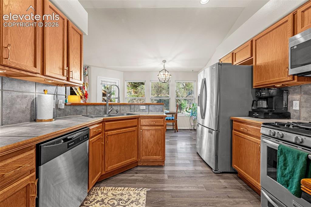 Image 15 of 47: Kitchen