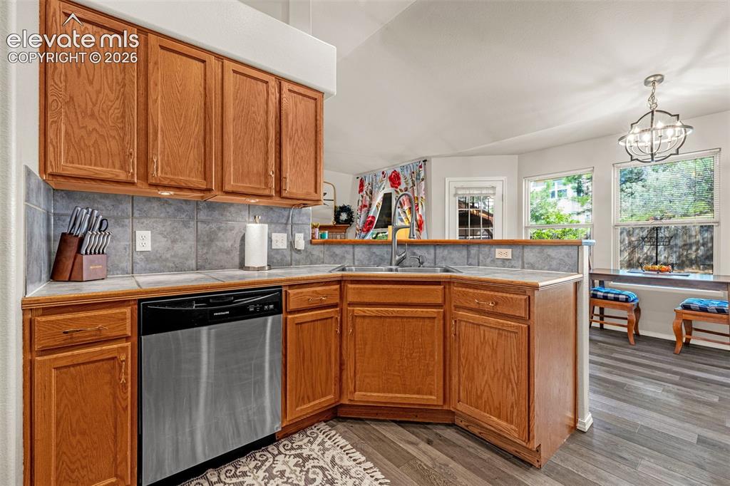 Image 17 of 47: Kitchen