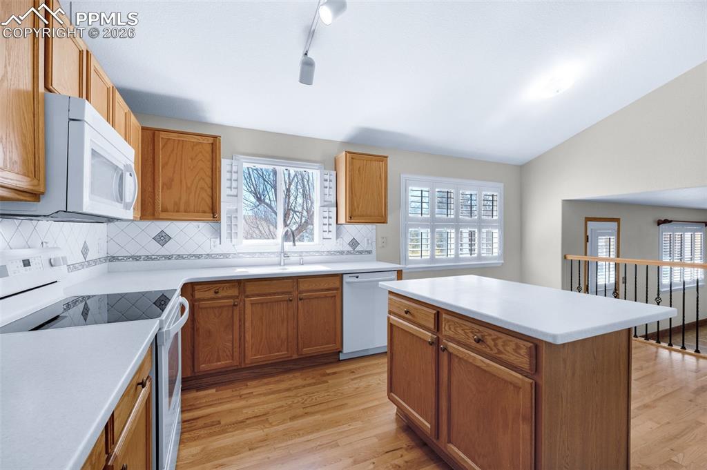 Image 5 of 50: Light And Bright