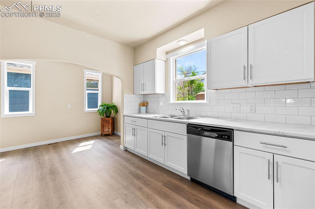 Image 5 of 32: Kitchen