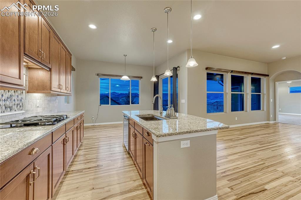 Image 10 of 50: Kitchen