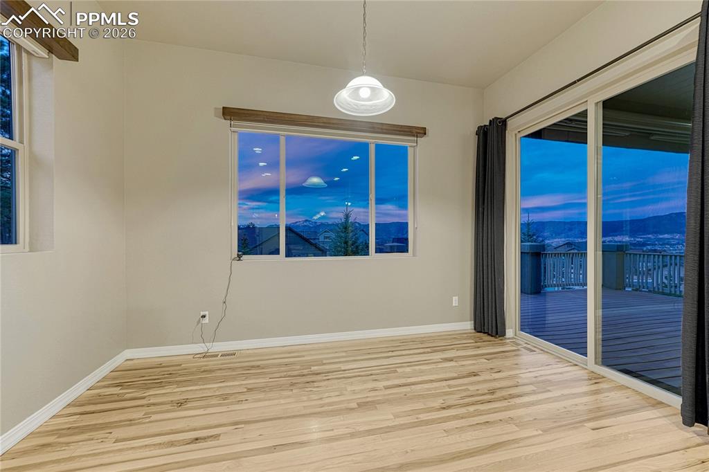 Image 16 of 50: Dining Area