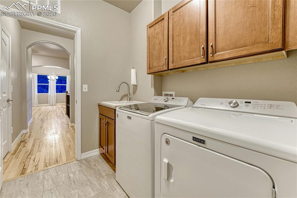 Image 25 of 50: Laundry