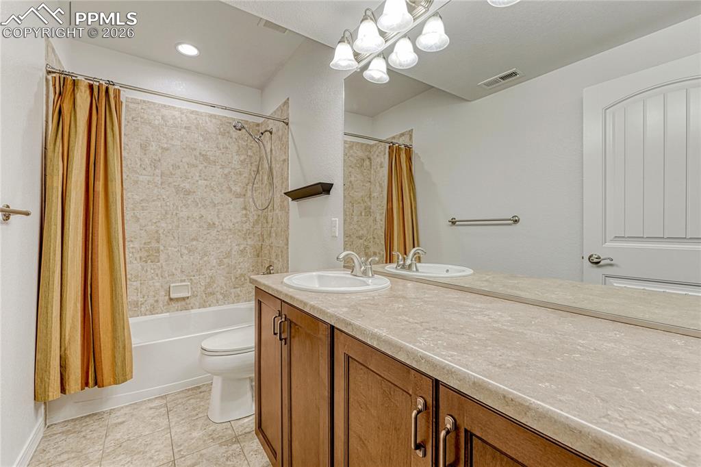 Image 32 of 50: Bathroom