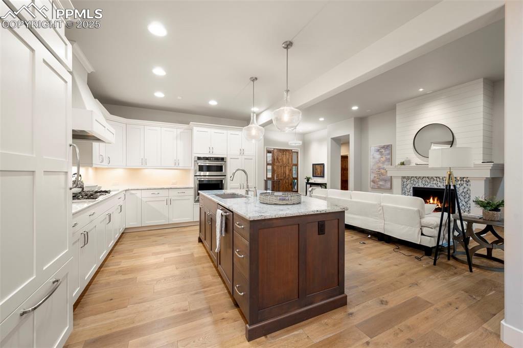 Image 10 of 50: Kitchen