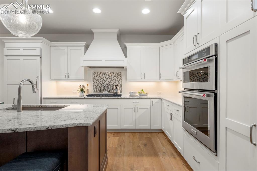 Image 13 of 50: Kitchen