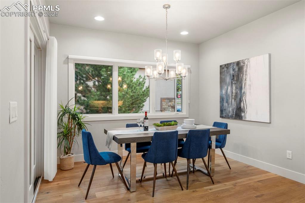 Image 14 of 50: Dining Area