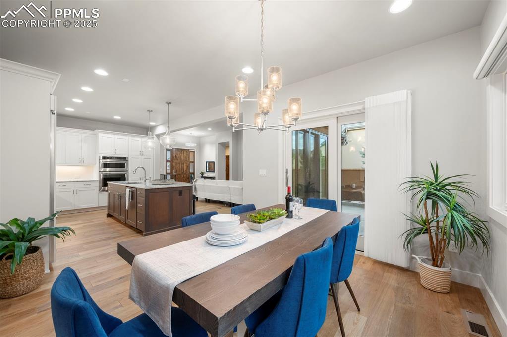 Image 16 of 50: Dining Area