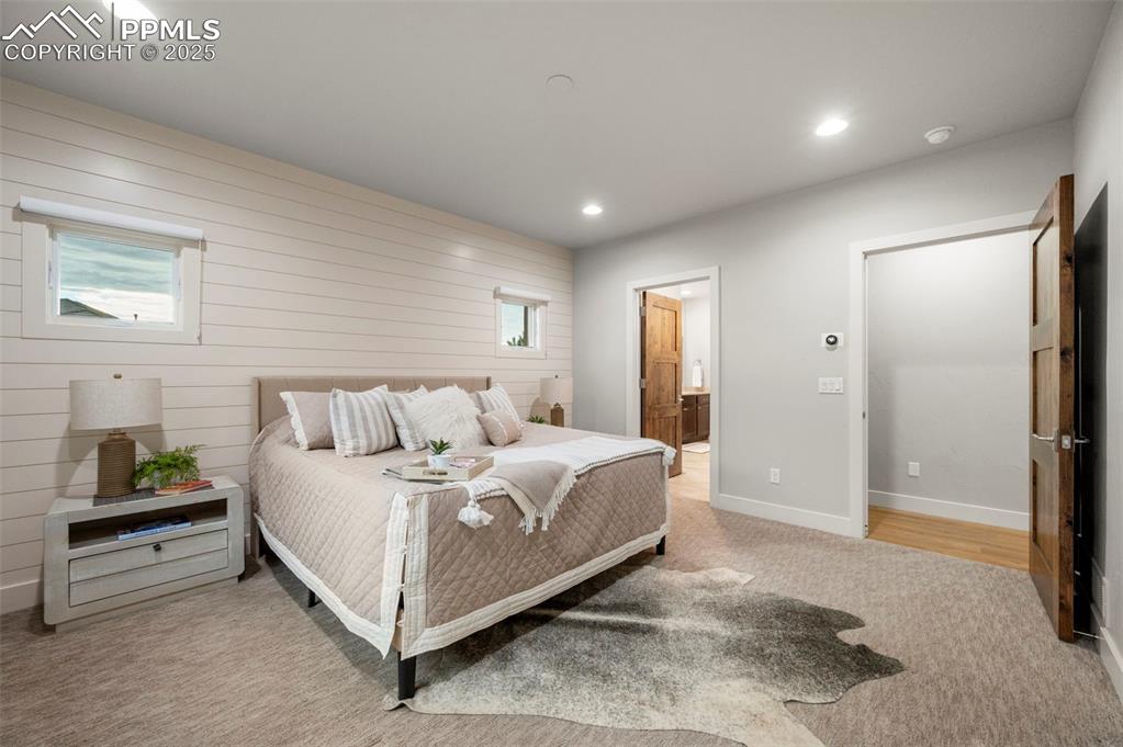 Image 19 of 50: Bedroom