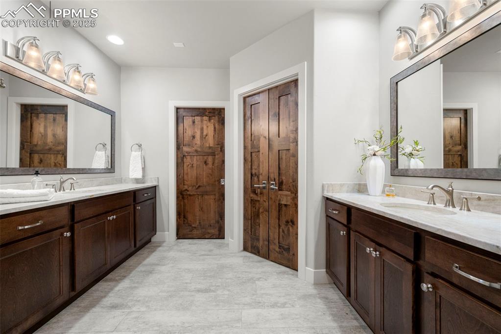 Image 20 of 50: Bathroom