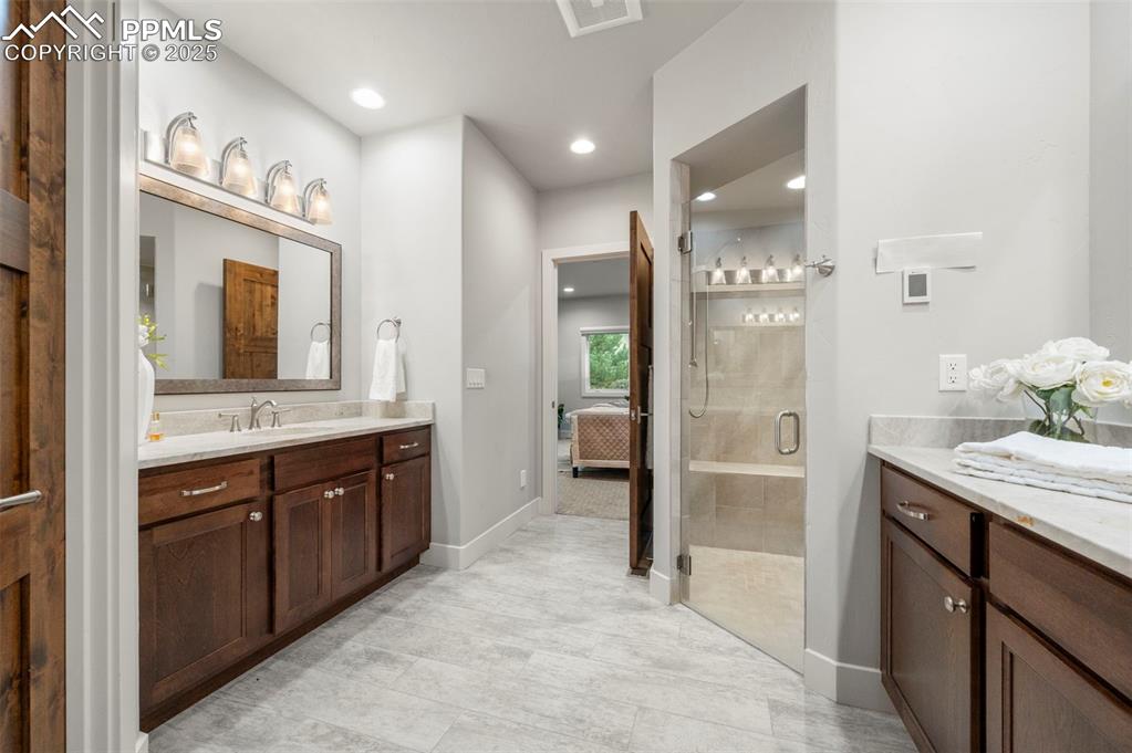 Image 21 of 50: Bathroom