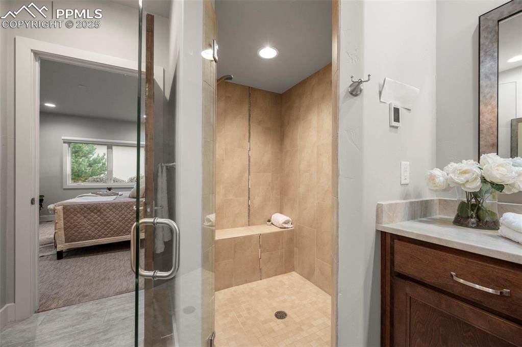 Image 22 of 50: Bathroom