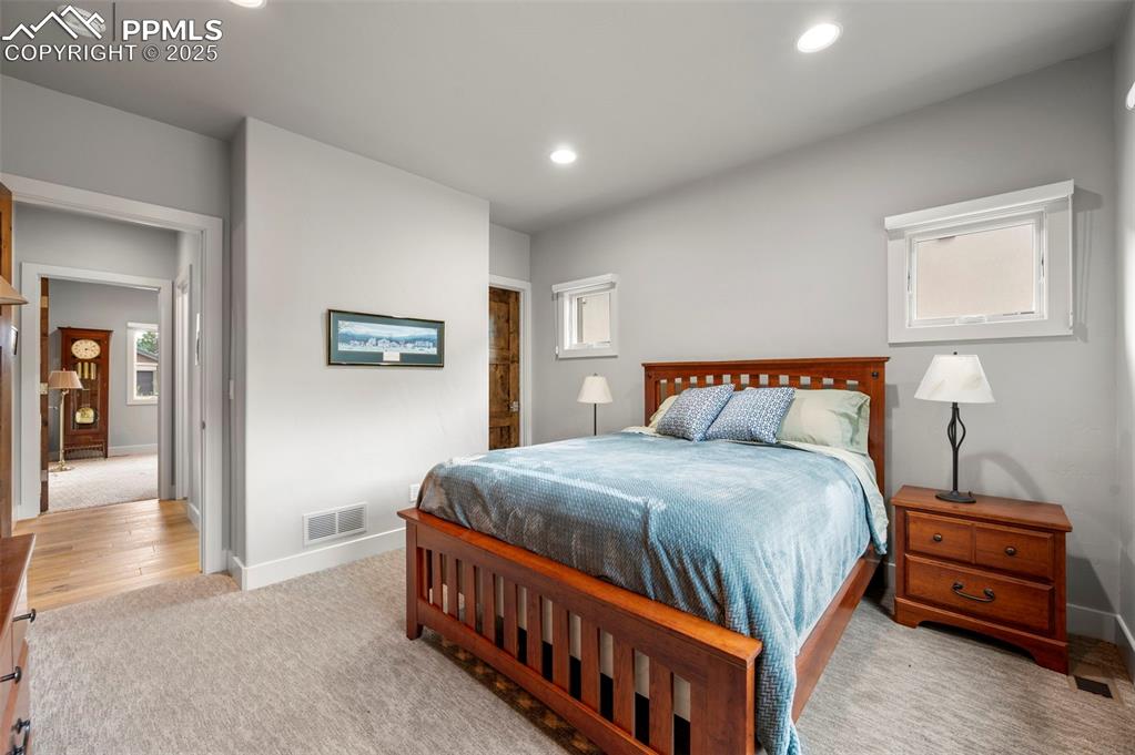 Image 26 of 50: Bedroom