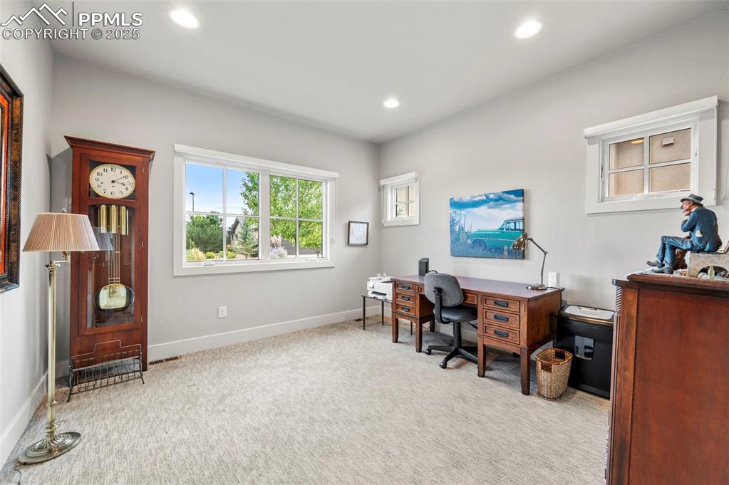 Image 28 of 50: Office