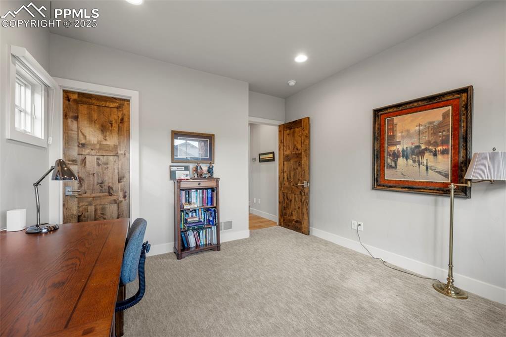 Image 29 of 50: Office