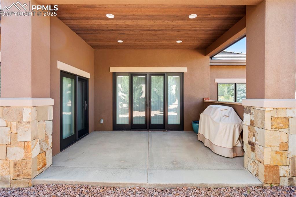 Image 35 of 50: Entry